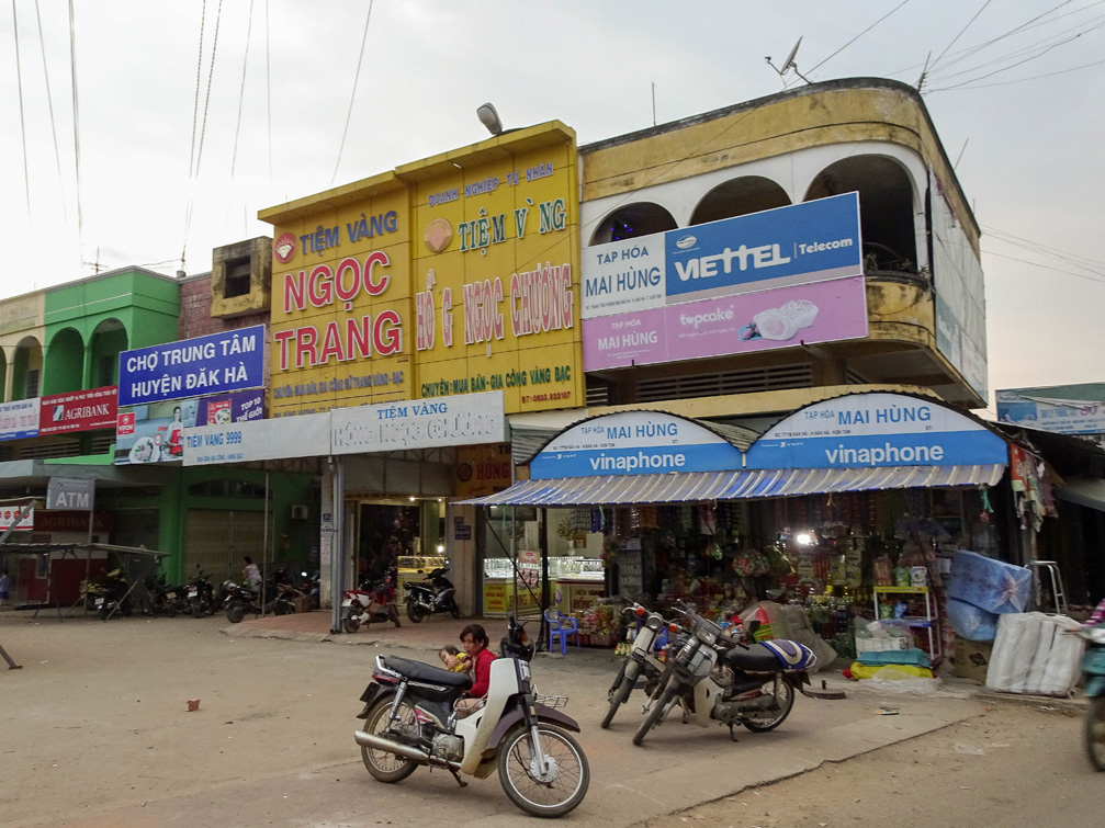 tiệm vàng ngọc trang chợ trung tâm thương mại huyện đắk hà kon tum việt nam
